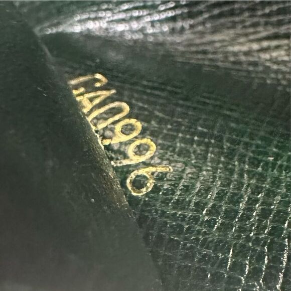 Louis Vuitton Green Taiga Leather 4 Key Case Holder - Picture 14 of 16